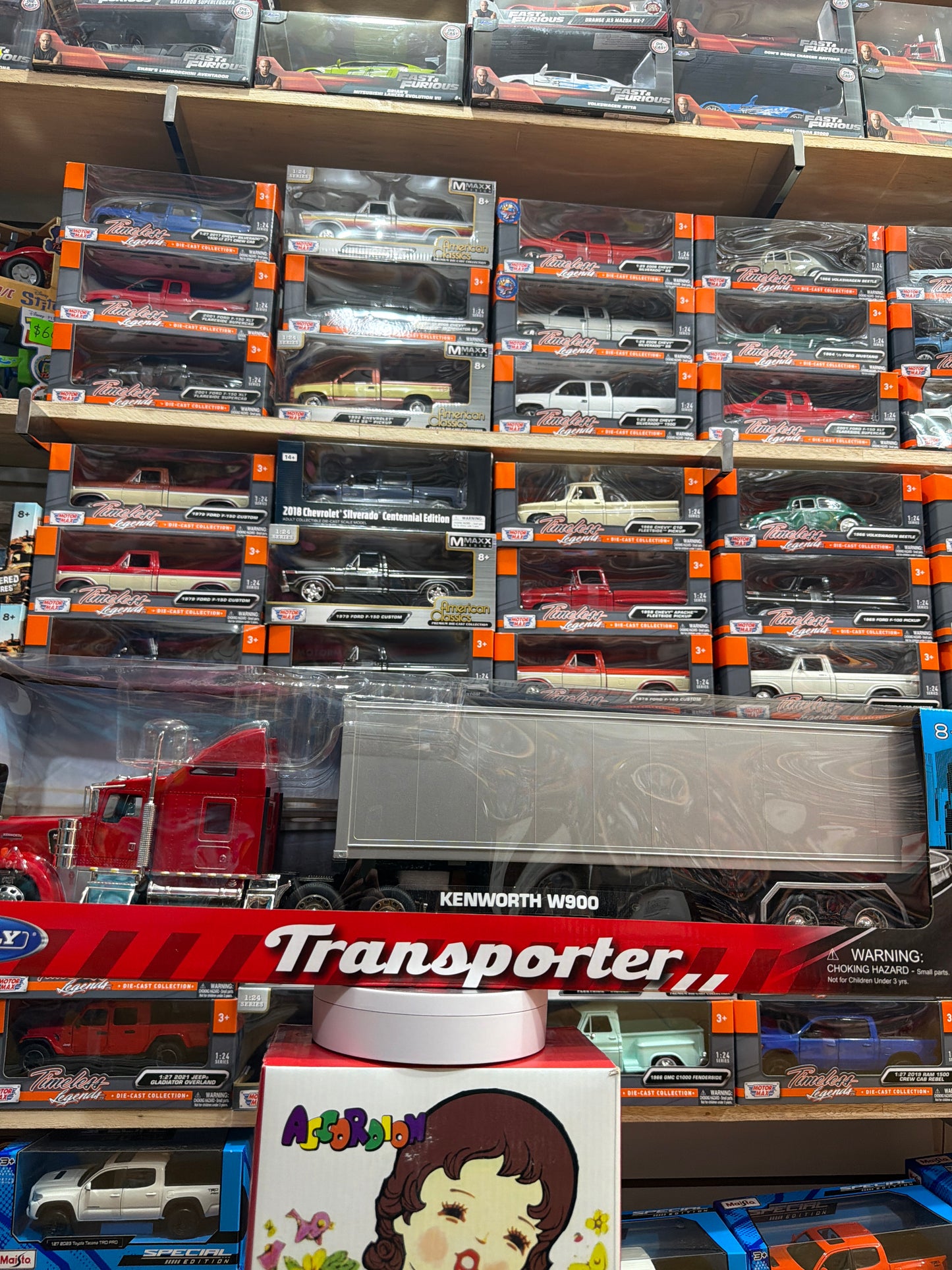 Welly Kenworth KW900 Escala 1:32 Rojo con Tráiler Plateado