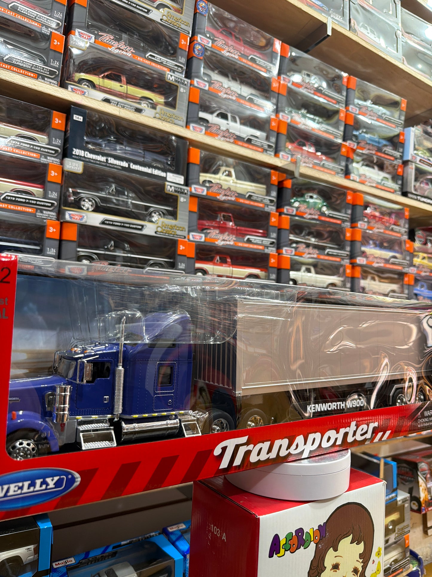 Welly Kenworth KW900 Escala 1:32 Azul con Tráiler Plateado