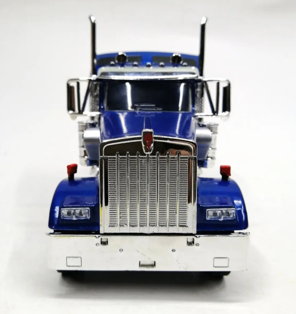 Kenworth W900 1:32 Open Hood
