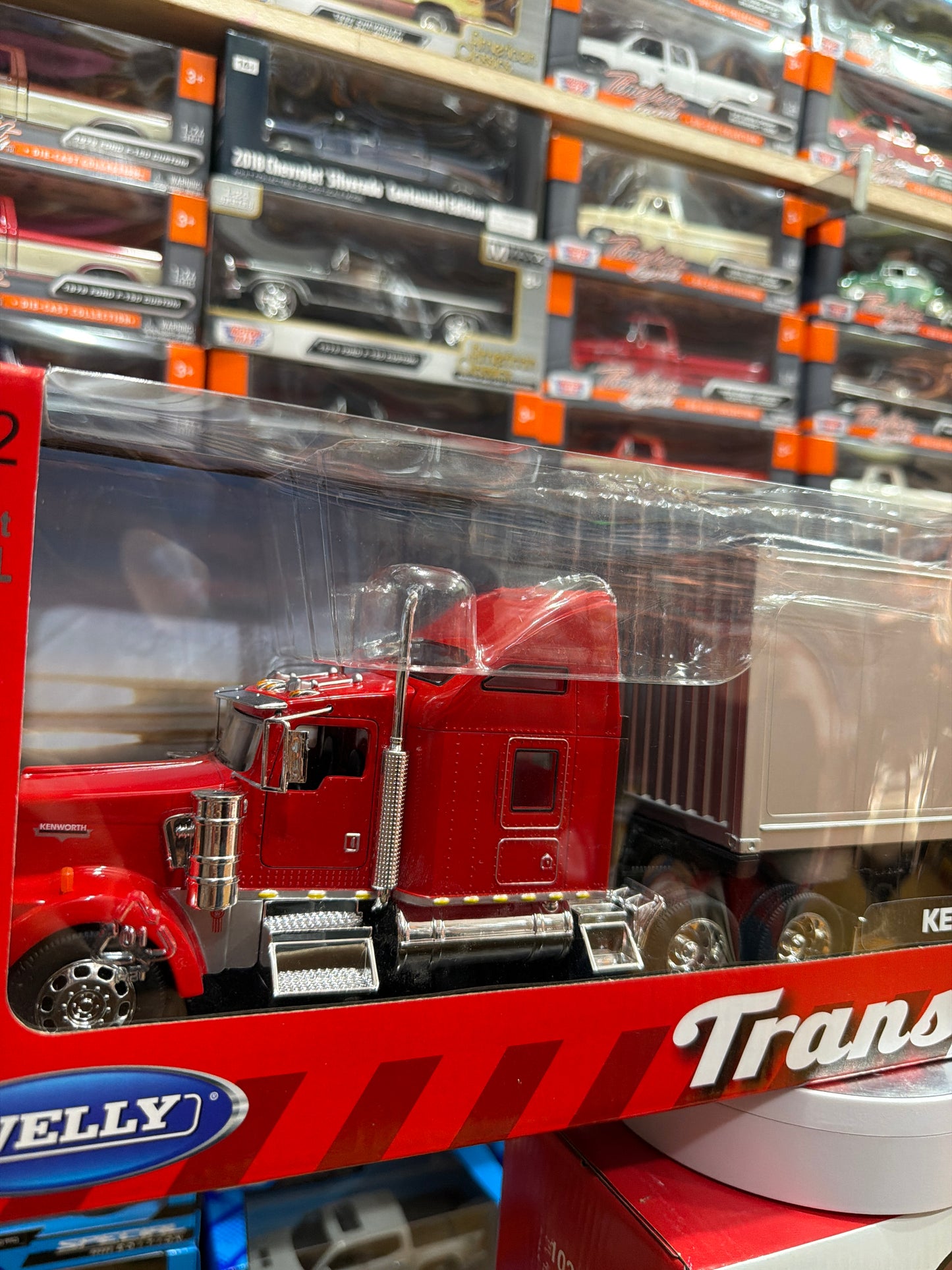 Welly Kenworth KW900 Escala 1:32 Rojo con Tráiler Plateado
