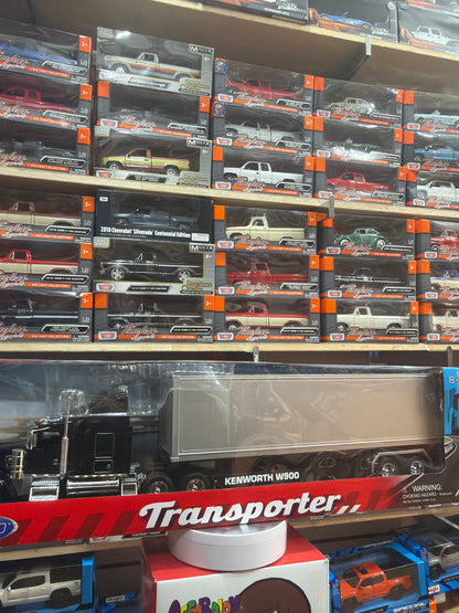 Welly Kenworth KW900 Escala 1:32 Negro con Tráiler Plateado