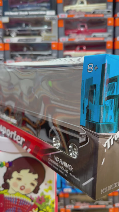 Welly Kenworth KW900 Escala 1:32 Rojo con Tráiler Plateado