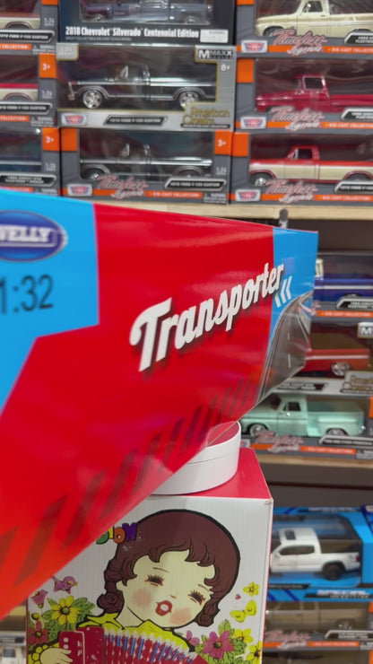 Welly Kenworth KW900 Escala 1:32 Gris con Tráiler Plateado