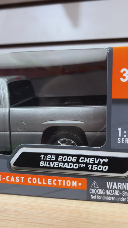 Chevrolet Silverado 1500 2006 Gray escala 1:24